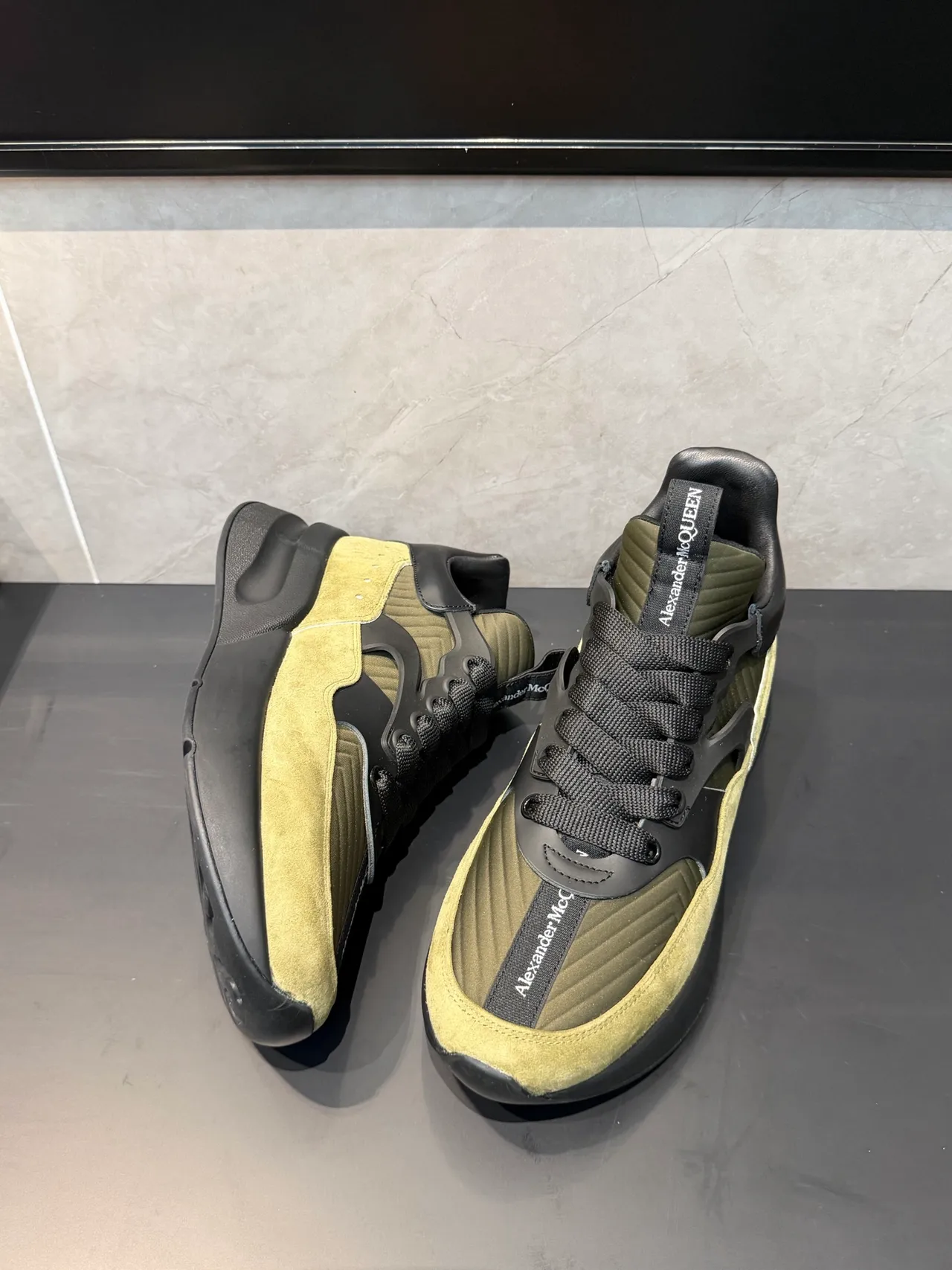 Alexander McQueen Tênis oversized Verde Oliva Preto Chunky Sneakers 3