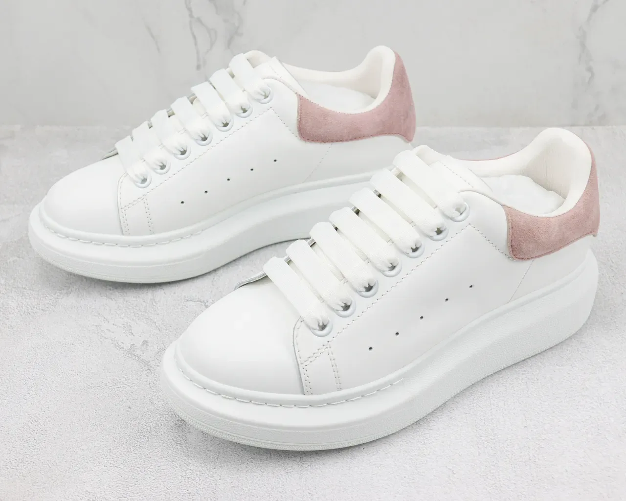 Alexander McQueen oversized sneaker blanc et rose poudré lifestyle sneakers 4