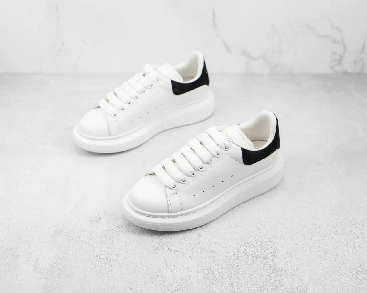 Alexander McQueen Oversized Tênis Branco Preto Lifestyle 8