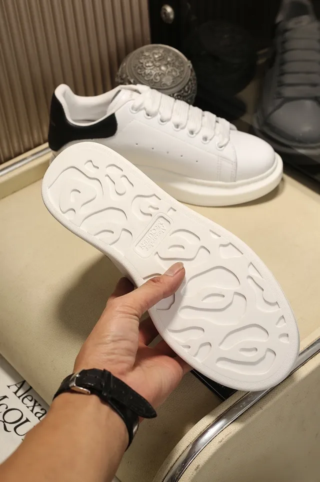 Alexander McQueen Oversized Sneaker Blanco Negro Silueta Cuero Superior Lifestyle Sneakers 2
