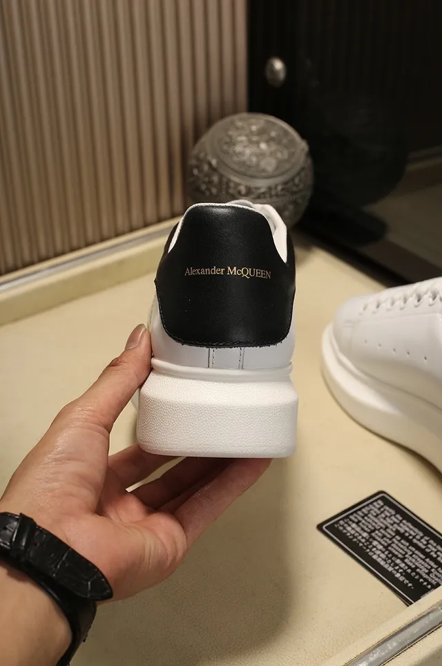Alexander McQueen Oversized Sneaker Blanco Negro Silueta Cuero Superior Lifestyle Sneakers 3