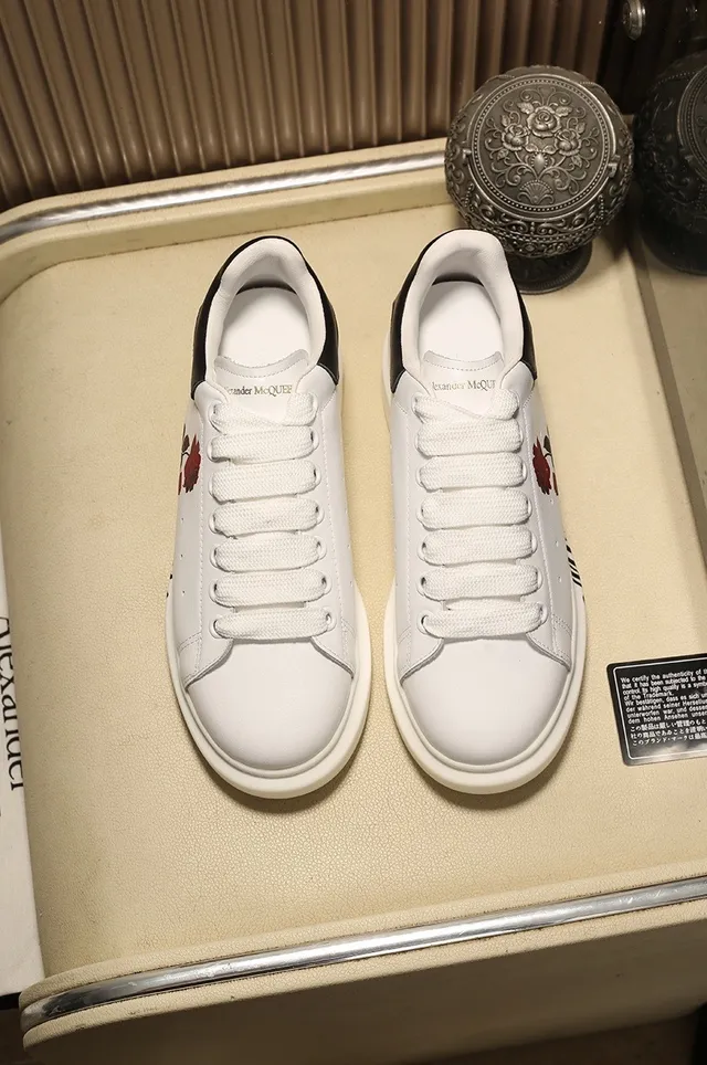 Alexander McQueen Oversized Sneaker Blanco Negro Silueta Cuero Superior Lifestyle Sneakers 8