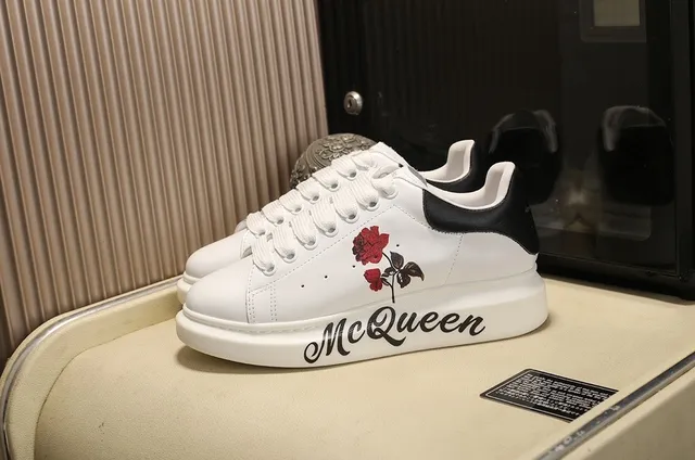 Alexander McQueen Oversized Sneaker Blanco Negro Silueta Cuero Superior Lifestyle Sneakers 9