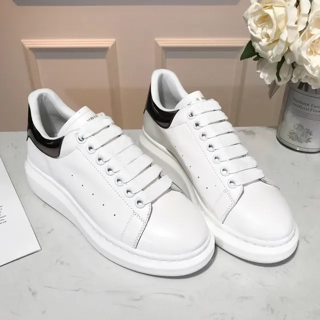 Alexander McQueen oversized حذاء رياضي نعل أبيض أسود جلد لامع عارضة الكعب أحذية رياضية lifestyle 5