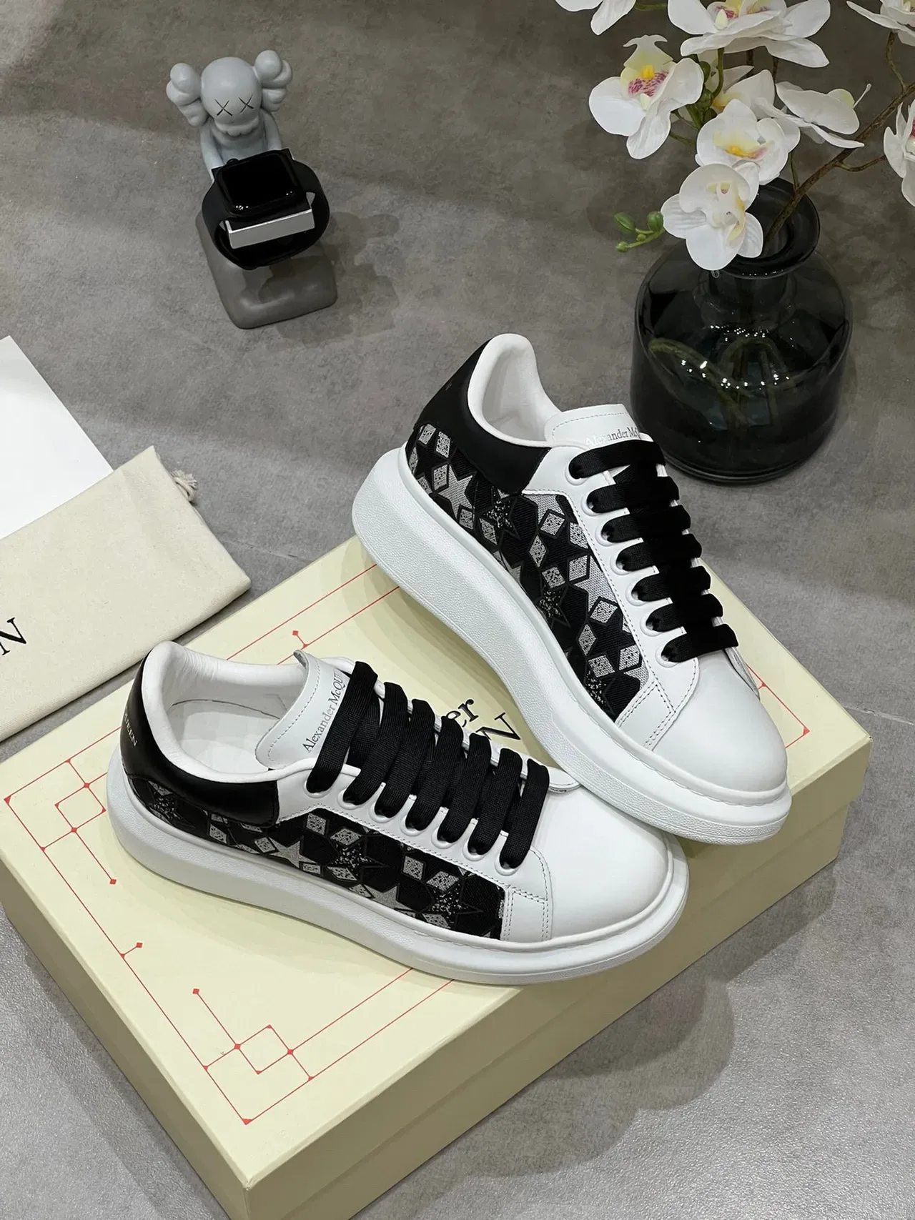 Alexander McQueen Tênis Oversized Branco Preto Estrela Jacquard Lifestyle Tênis 2