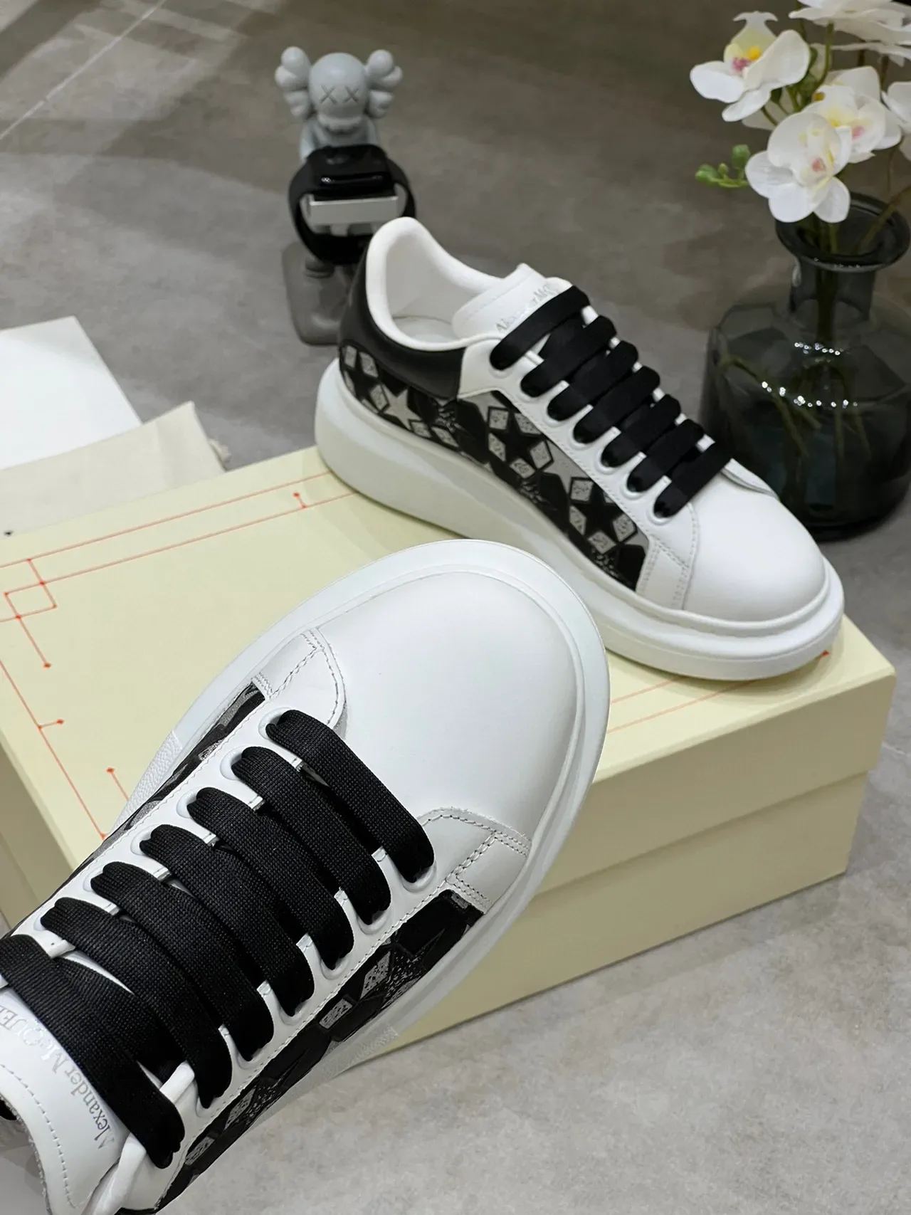 Alexander McQueen Tênis Oversized Branco Preto Estrela Jacquard Lifestyle Tênis 4