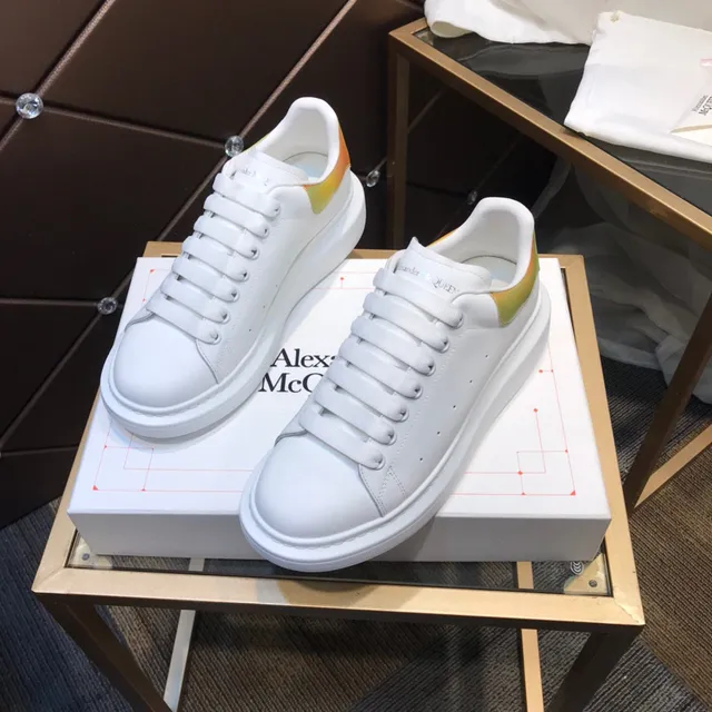 Alexander McQueen ওভারসাইজ্ড স্নিকার সাদা মাল্টিকালার সোল মসৃণ চামড়া আপার লাইফস্টাইল স্নিকার 1