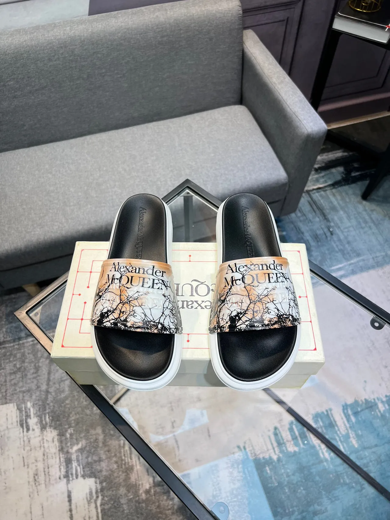 Alexander McQueen نعال سلايد أسود أبيض واسعة حزام شفاف طباعة أفرع 2