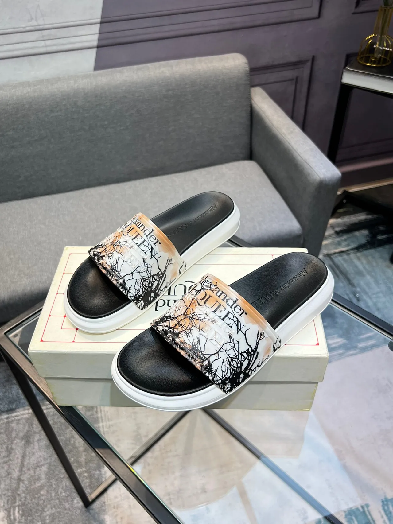 Alexander McQueen نعال سلايد أسود أبيض واسعة حزام شفاف طباعة أفرع 3