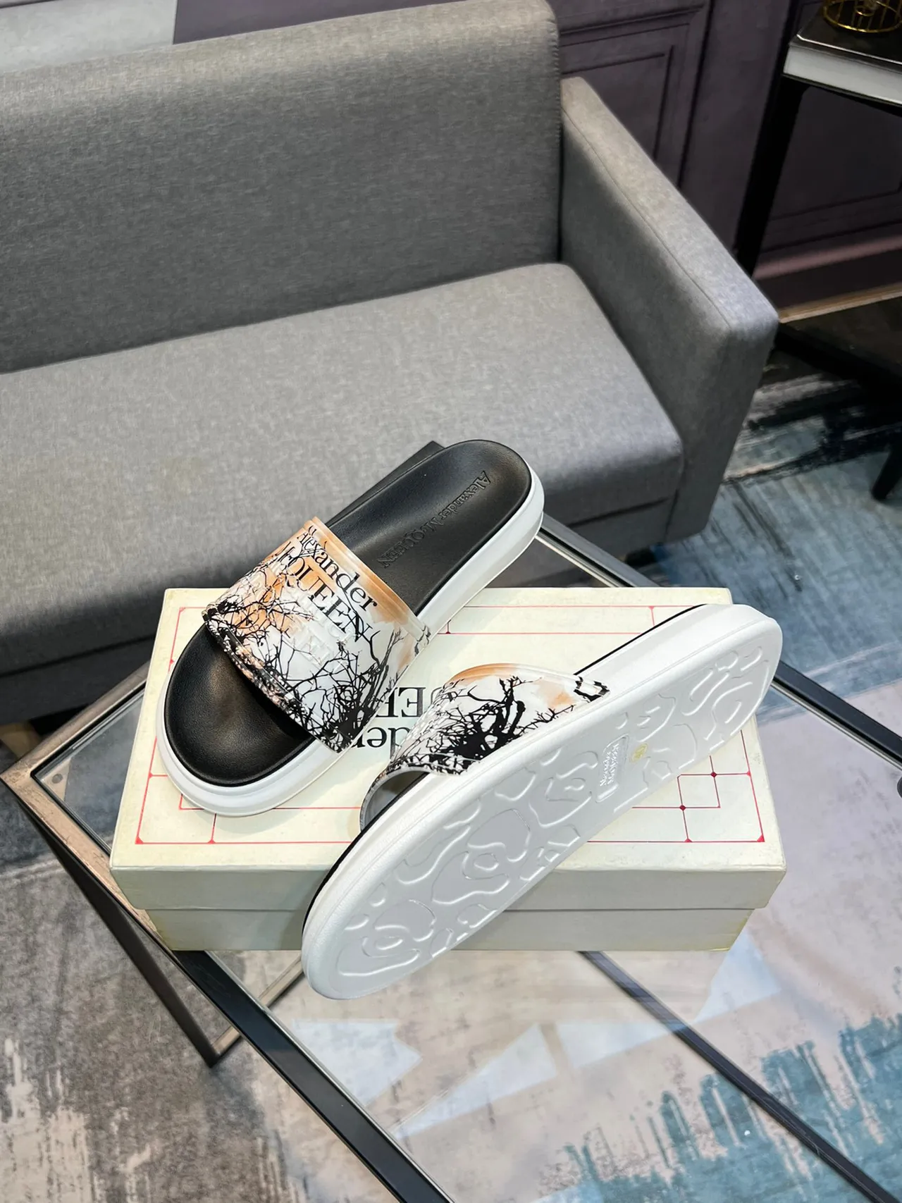 Alexander McQueen نعال سلايد أسود أبيض واسعة حزام شفاف طباعة أفرع 4