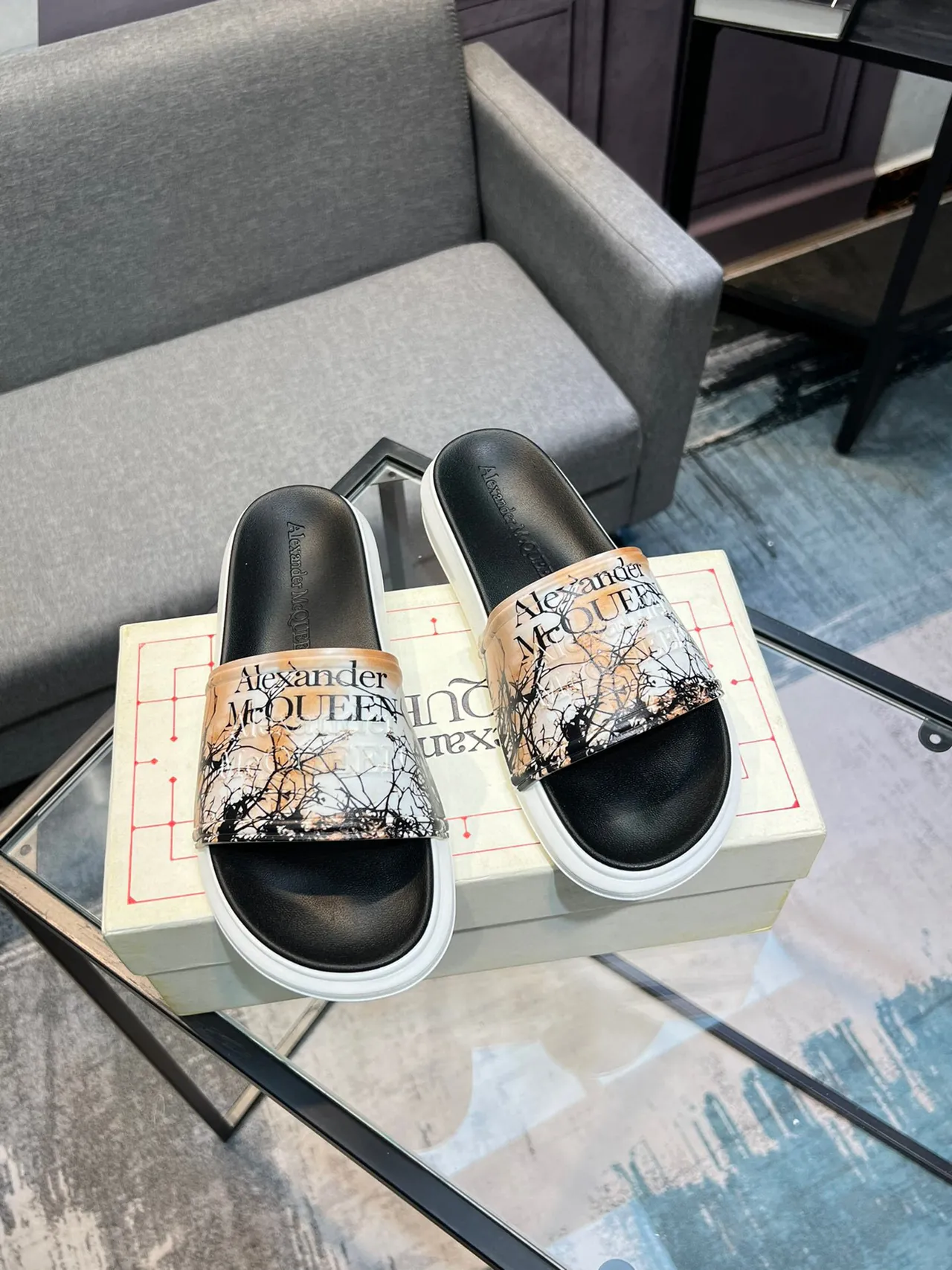 Alexander McQueen نعال سلايد أسود أبيض واسعة حزام شفاف طباعة أفرع 5