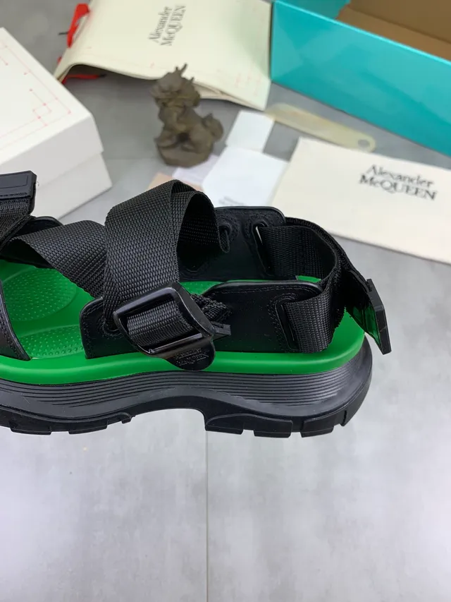 Alexander McQueen Tread Slick sandales casual vert et noir 2