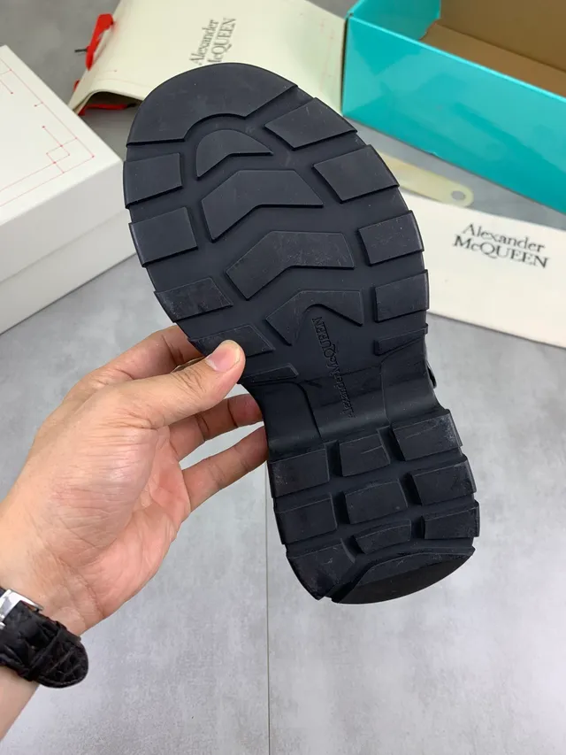 Alexander McQueen Tread Slick sandales casual vert et noir 3