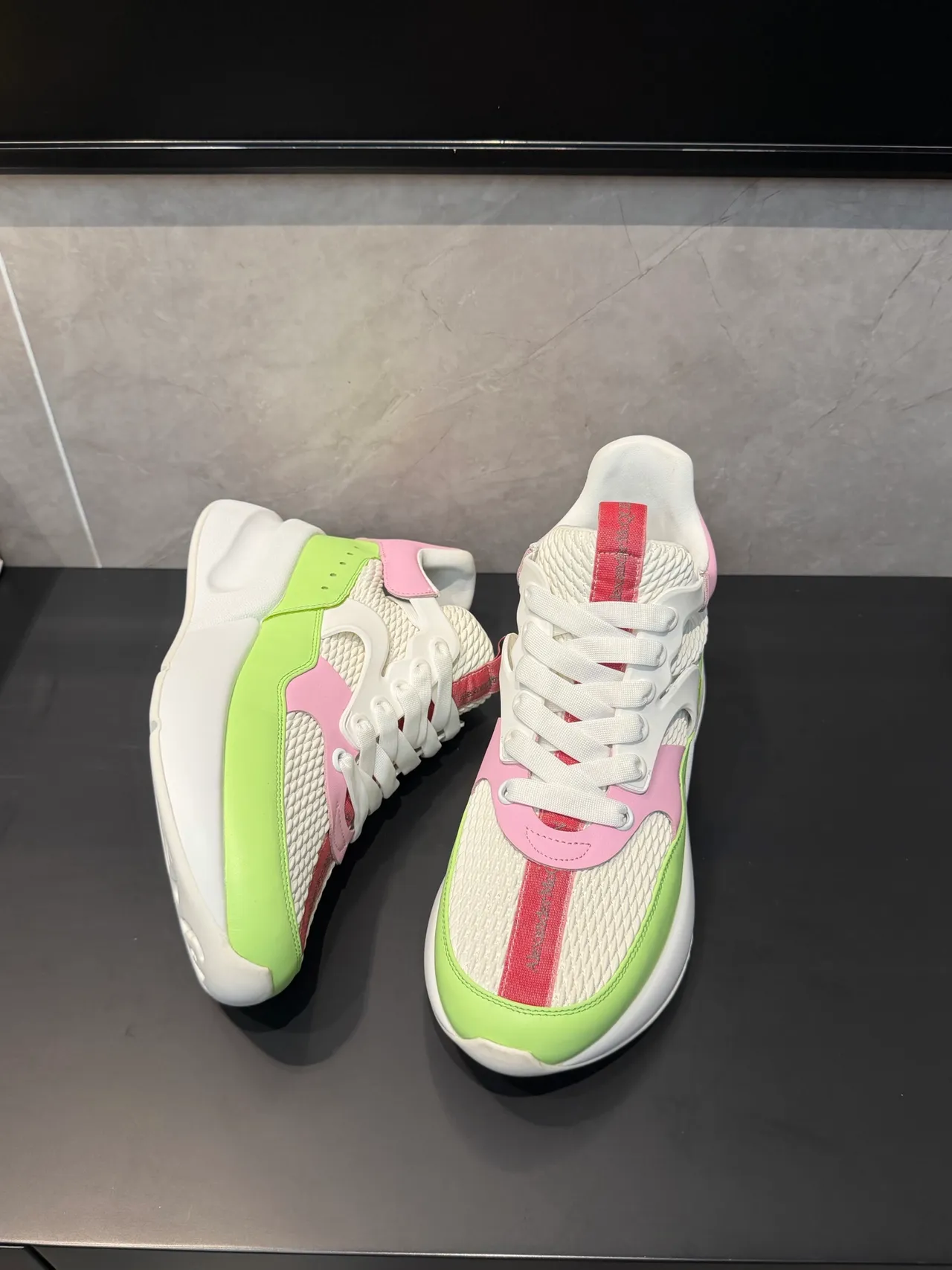 Alexander McQueen সাদা সবুজ ওভারসাইজড প্ল্যাটফর্ম সোল মেশ এবং সিন্থেটিক প্যানেল নির্মাণ চাঙ্কি স্নিকার্স 2
