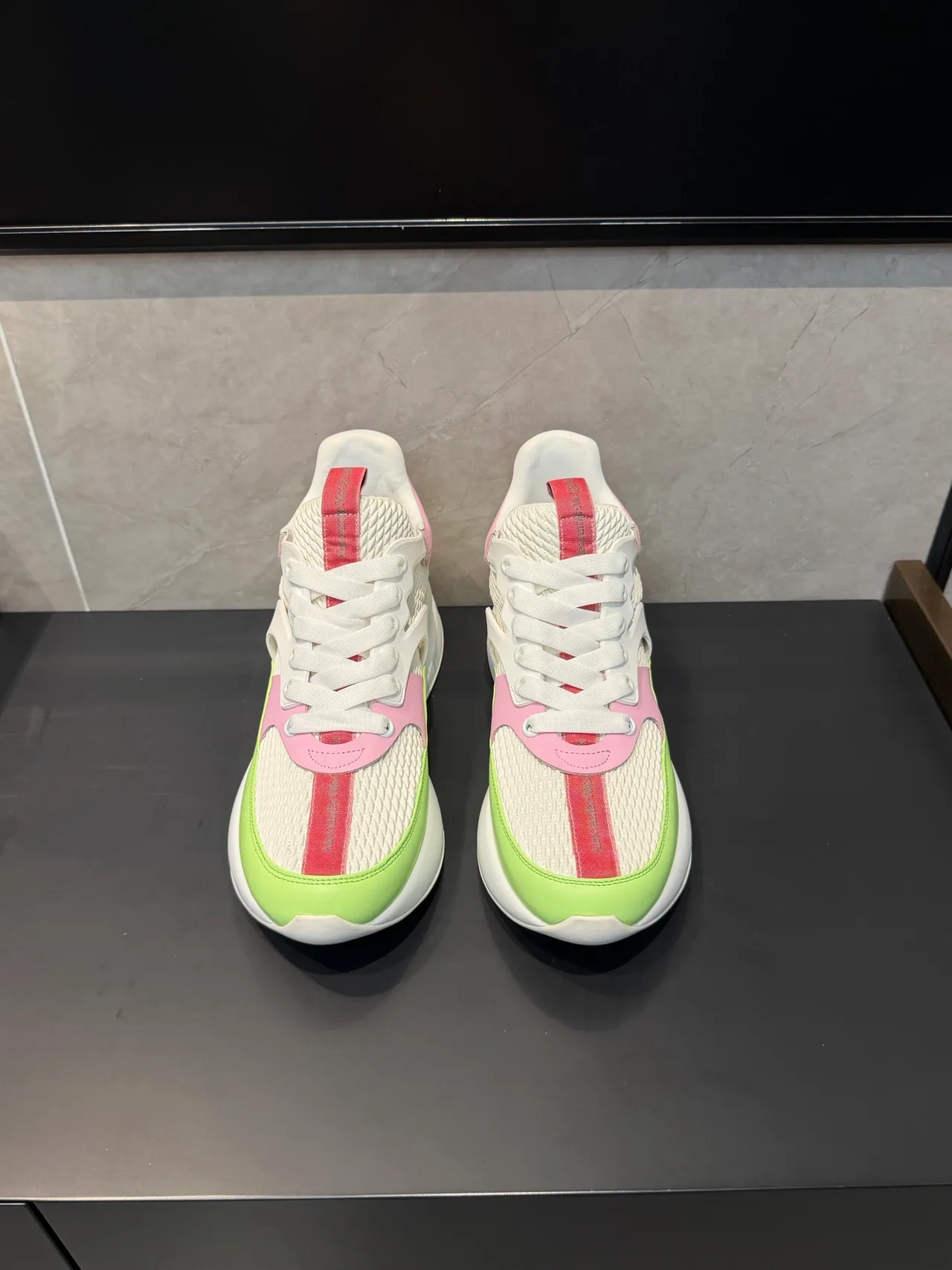 Alexander McQueen সাদা সবুজ ওভারসাইজড প্ল্যাটফর্ম সোল মেশ এবং সিন্থেটিক প্যানেল নির্মাণ চাঙ্কি স্নিকার্স 3