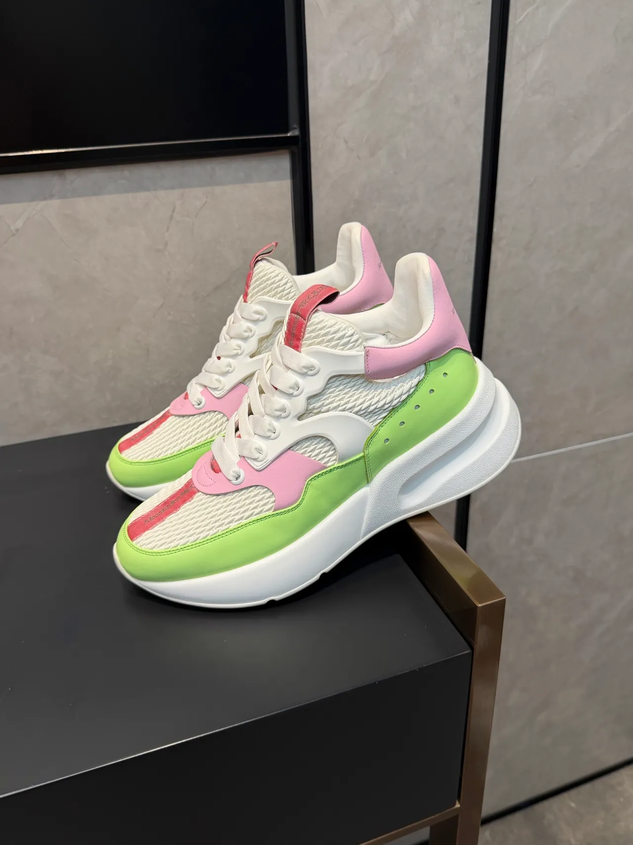 Alexander McQueen সাদা সবুজ ওভারসাইজড প্ল্যাটফর্ম সোল মেশ এবং সিন্থেটিক প্যানেল নির্মাণ চাঙ্কি স্নিকার্স 4