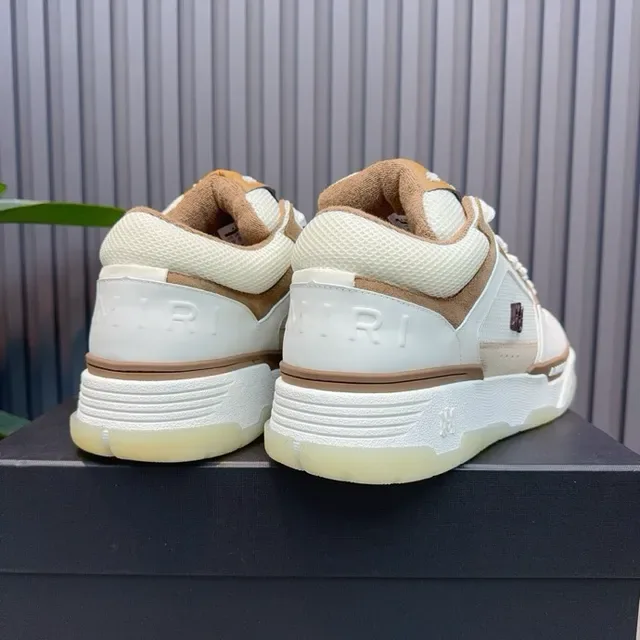 Amiri MA Court Off-White et Tan sneakers lifestyle 2