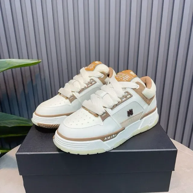 Amiri MA Court Off-White et Tan sneakers lifestyle 3