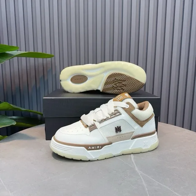 Amiri MA Court Off-White et Tan sneakers lifestyle 4