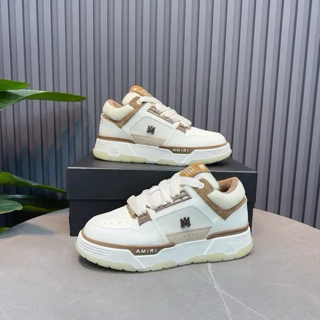 Amiri MA Court Off-White et Tan sneakers lifestyle 6
