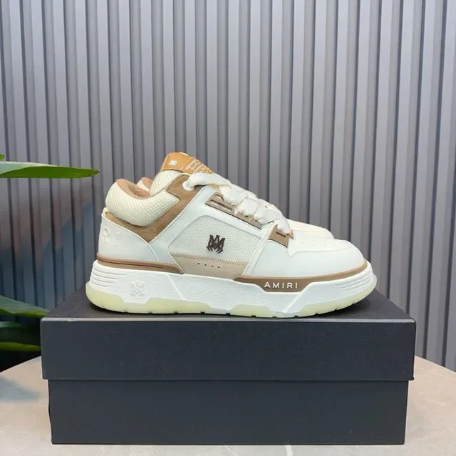 Amiri MA Court Off-White et Tan sneakers lifestyle 9