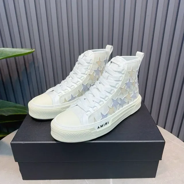 Amiri Skel Top baskets lifestyle à lacets hauts blancs avec étoile appliquée 2
