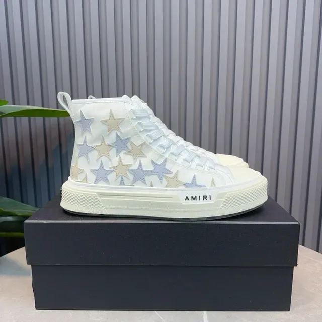 Amiri Skel Top baskets lifestyle à lacets hauts blancs avec étoile appliquée 4