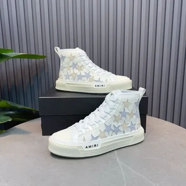 Amiri Skel Top baskets lifestyle à lacets hauts blancs avec étoile appliquée 6
