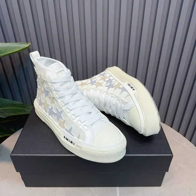Amiri Skel Top baskets lifestyle à lacets hauts blancs avec étoile appliquée 9
