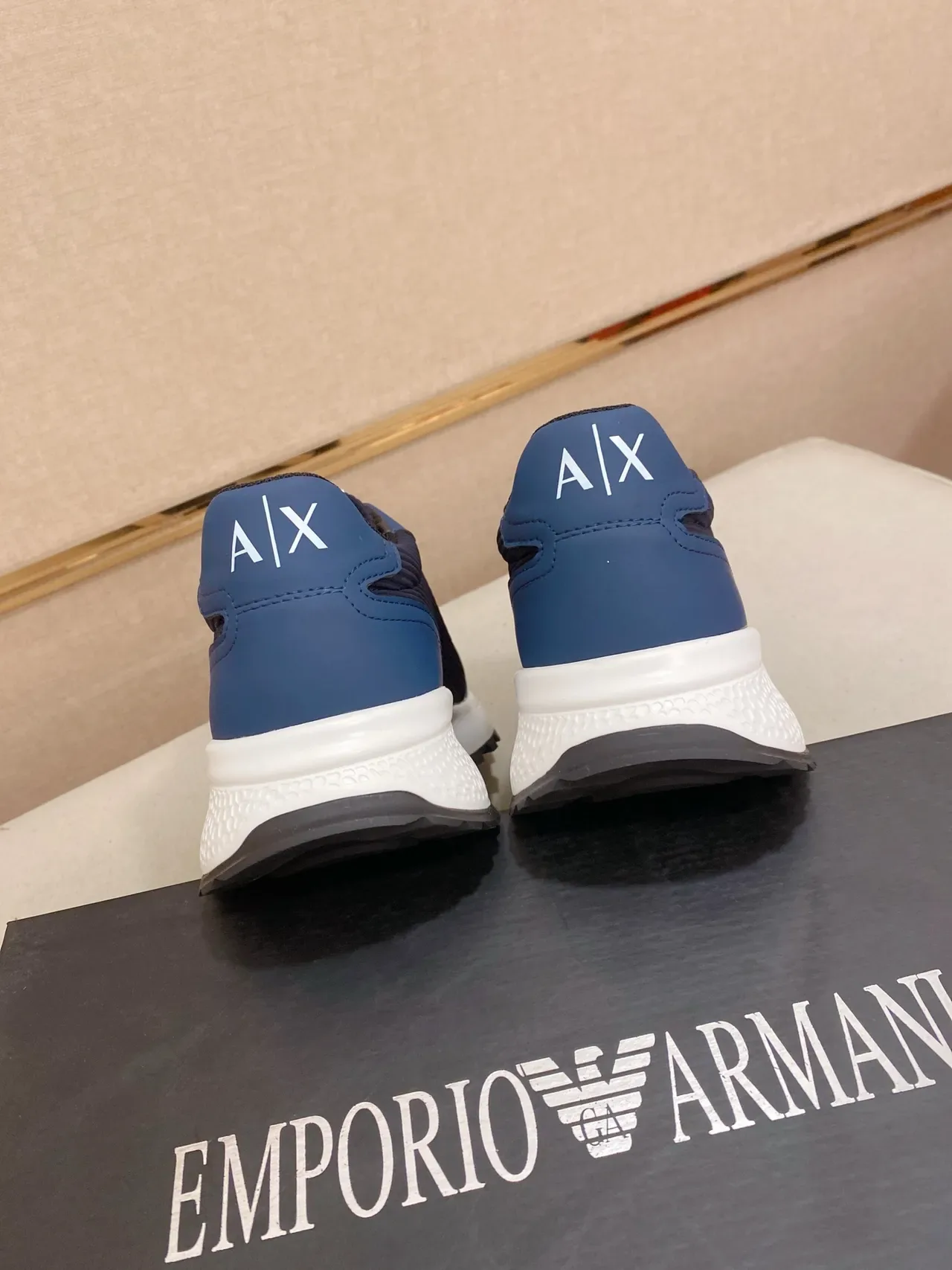 Armani Exchange Sneakers avec upper en textile texturé blanc et marine, panneaux contrastants bleus 3