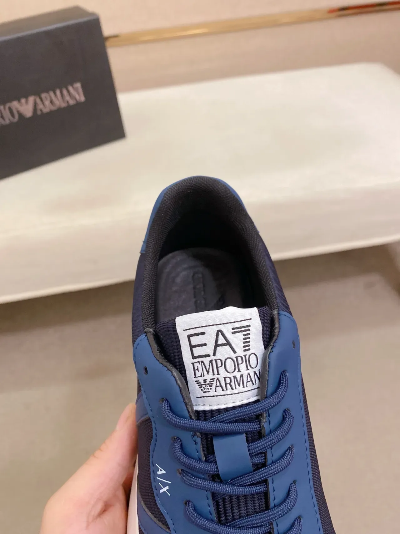 Armani Exchange Sneakers avec upper en textile texturé blanc et marine, panneaux contrastants bleus 4