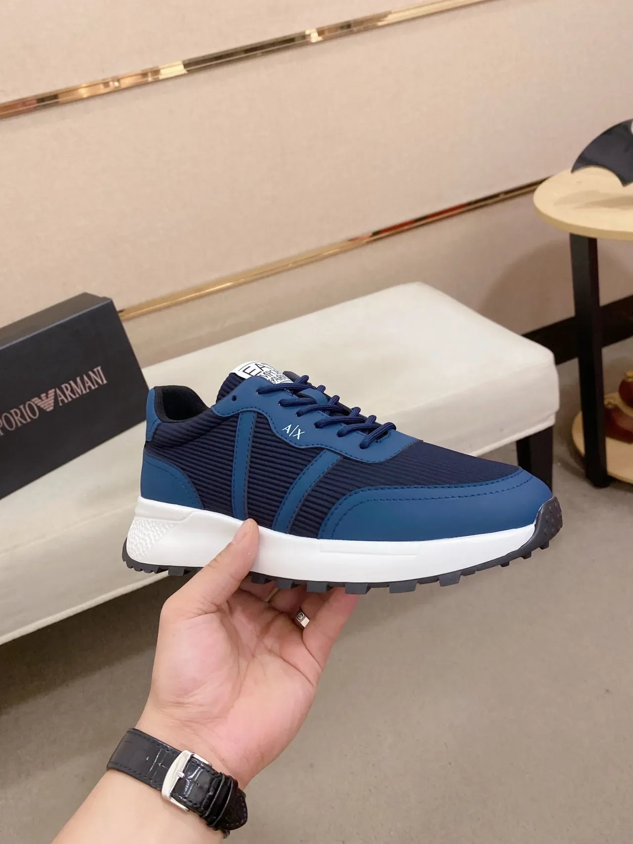 Armani Exchange Sneakers avec upper en textile texturé blanc et marine, panneaux contrastants bleus 5