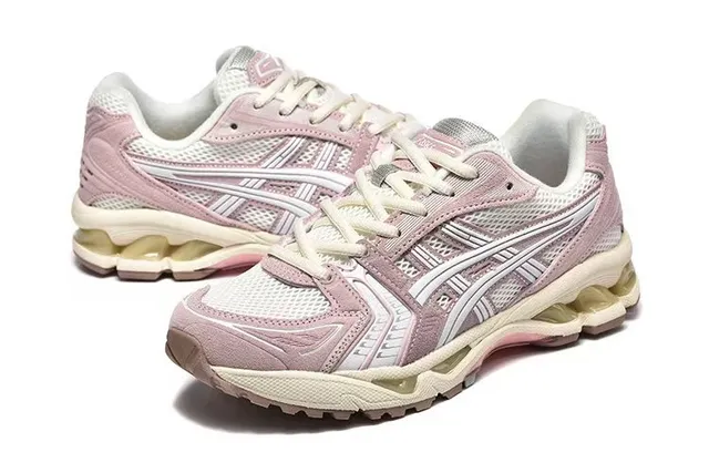 ASICS Gel-Kayano Chaussures de course roses et blanches 3