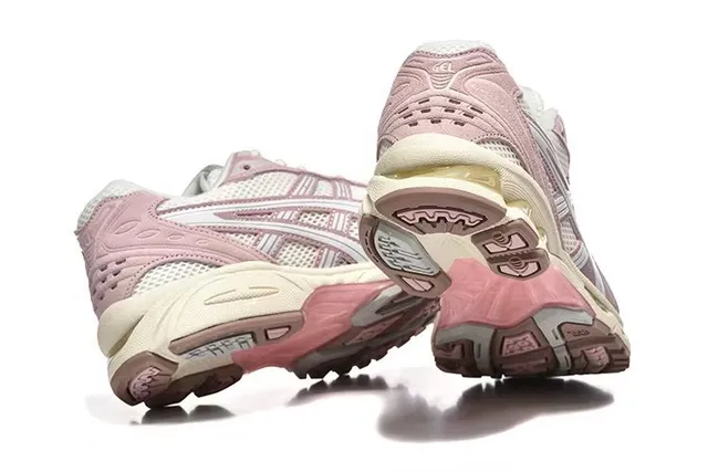 ASICS Gel-Kayano Chaussures de course roses et blanches 5