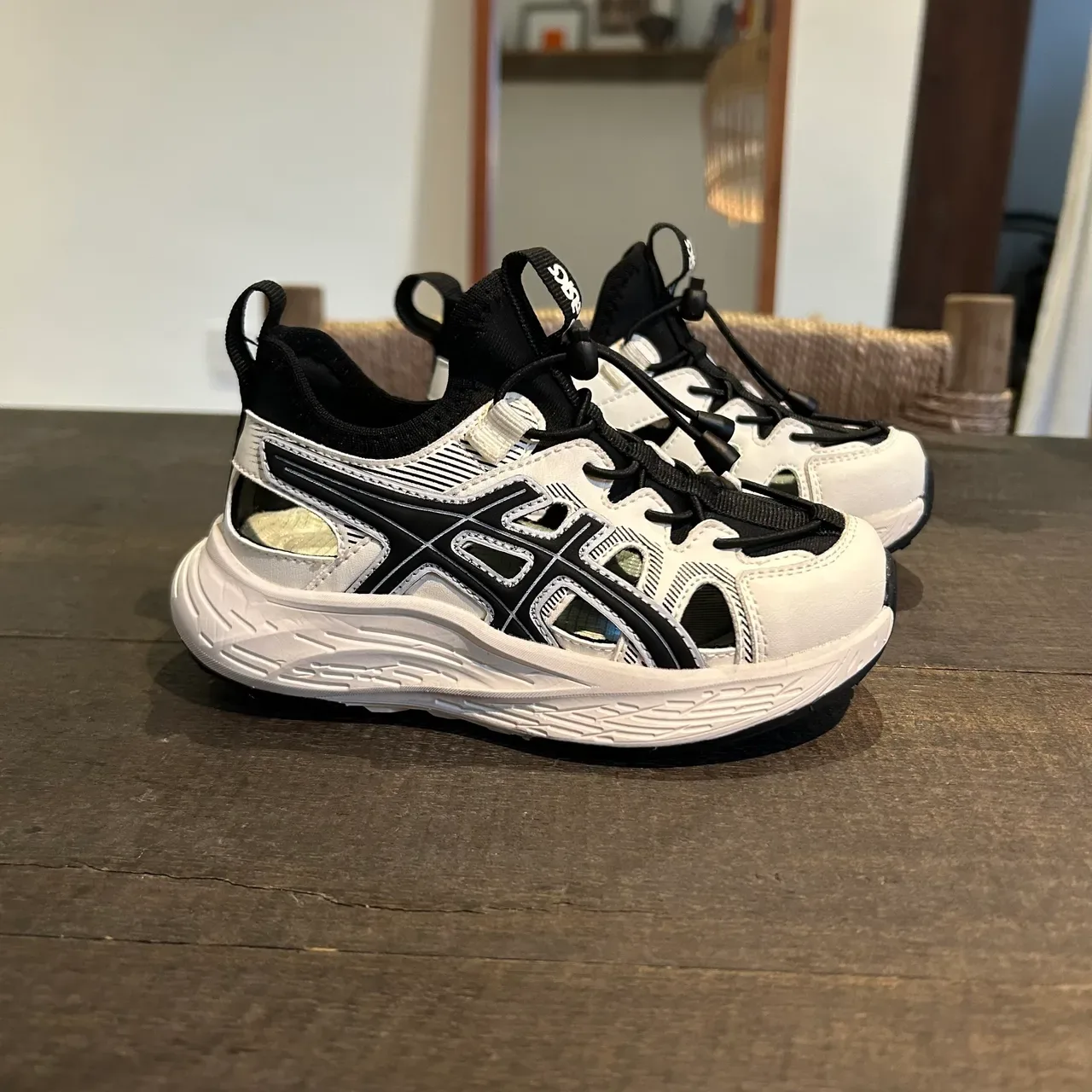 ASICS Blanc Noir Semelle Esculpée Chunky Style Cage Recouvrements Synthétiques Baskets Lifestyle 4