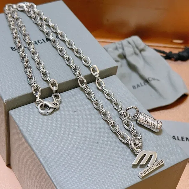 Balenciaga B Chain Collier Argent Logo Pendant 4