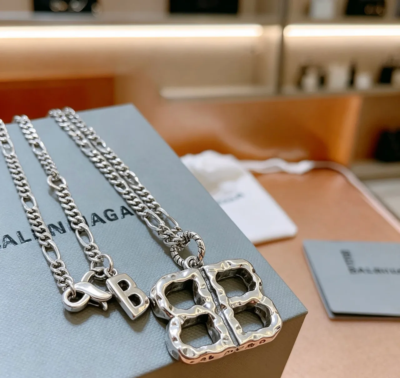 Balenciaga BB and B Pendant Argent Gris Finition Métal Martelé Chaîne Figaro Collier 4