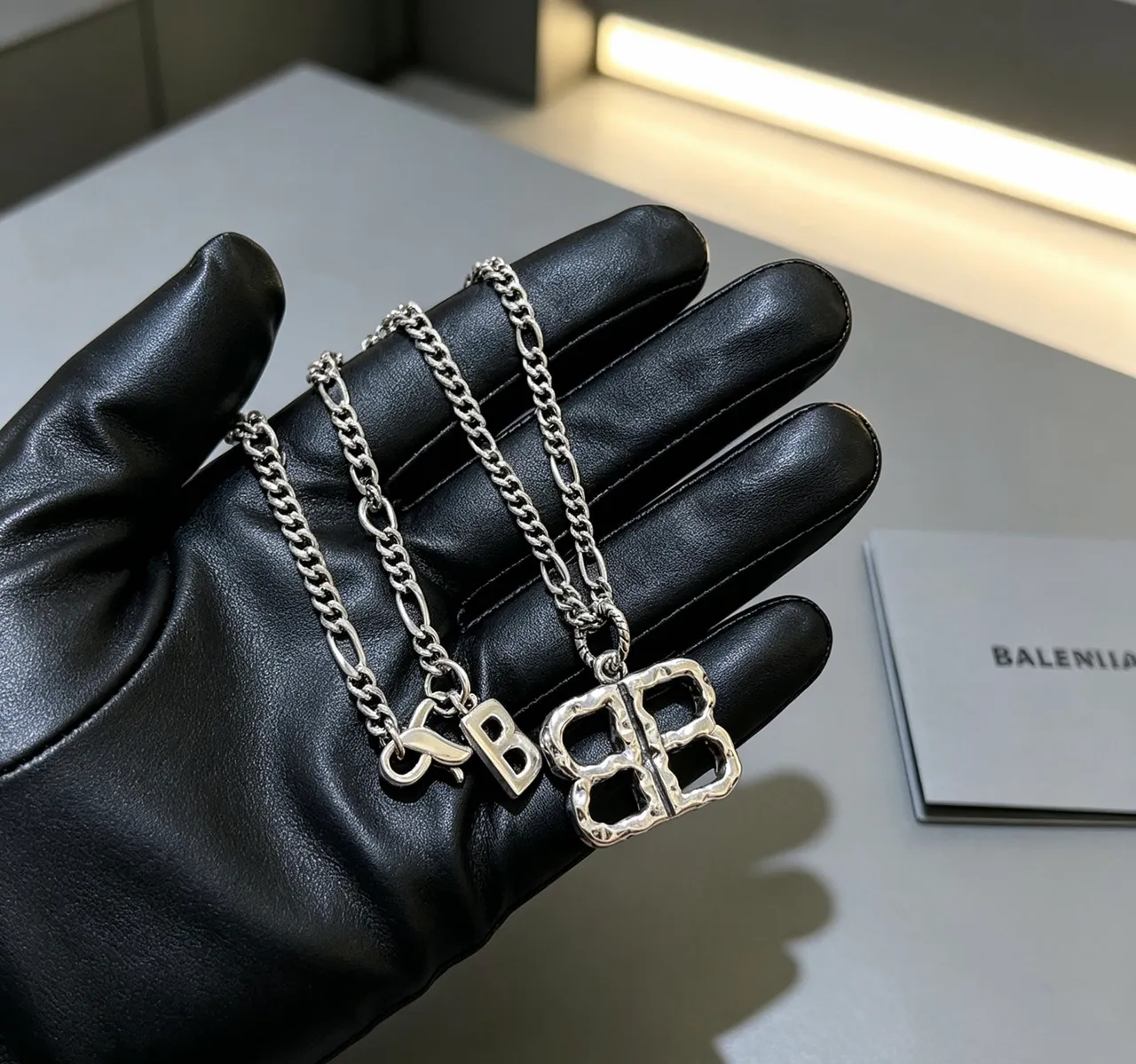 Balenciaga BB and B Pendant Argent Gris Finition Métal Martelé Chaîne Figaro Collier 6