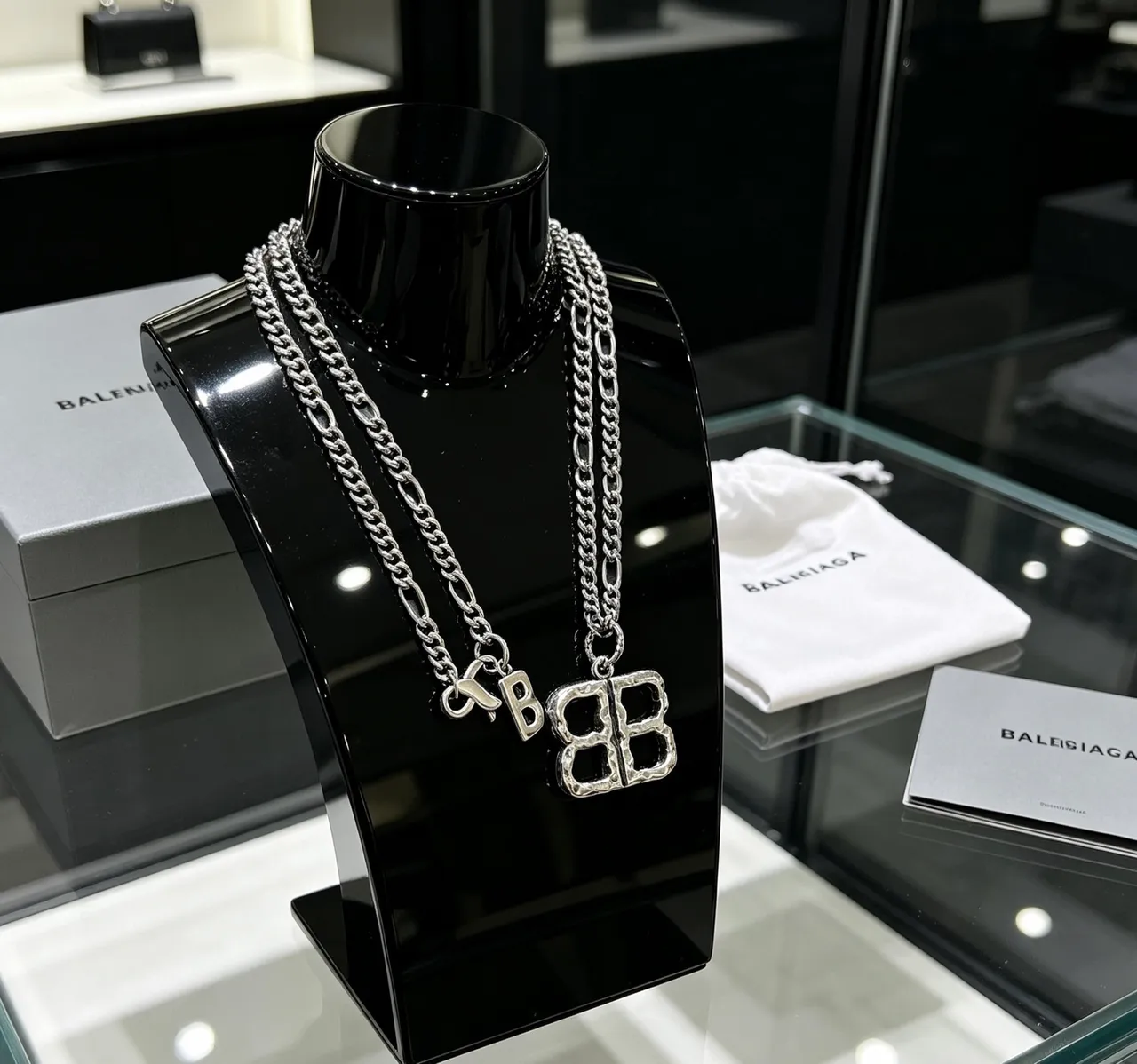 Balenciaga BB and B Pendant Argent Gris Finition Métal Martelé Chaîne Figaro Collier 7