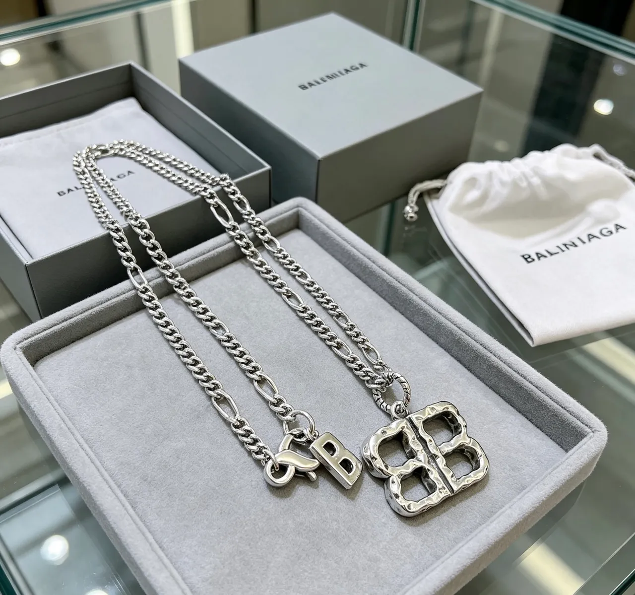 Balenciaga BB and B Pendant Argent Gris Finition Métal Martelé Chaîne Figaro Collier 9