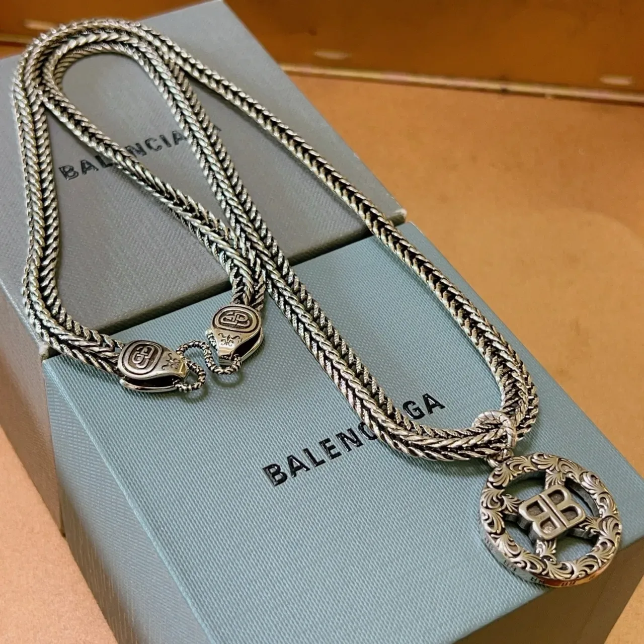 Balenciaga BB Chaîne Tressée Collier avec Pendentif Orné 4