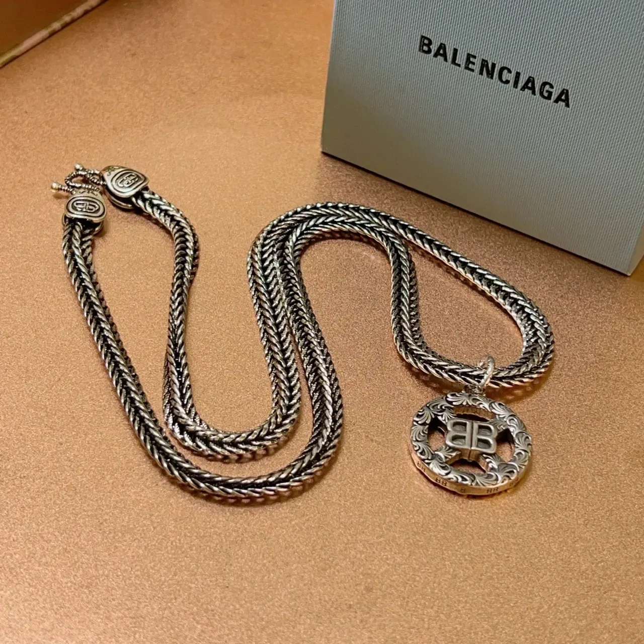 Balenciaga BB Chaîne Tressée Collier avec Pendentif Orné 6