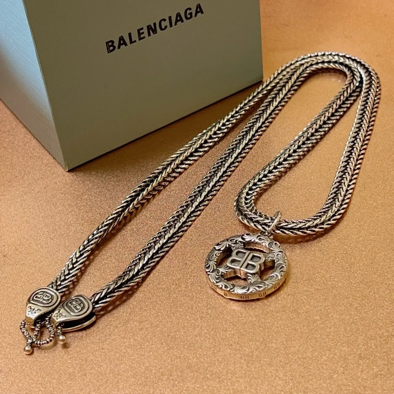 Balenciaga BB Chaîne Tressée Collier avec Pendentif Orné 7