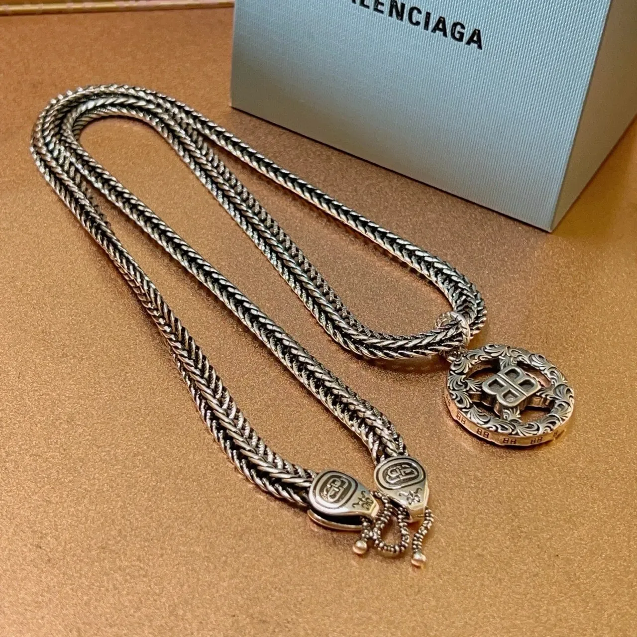 Balenciaga BB Chaîne Tressée Collier avec Pendentif Orné 9