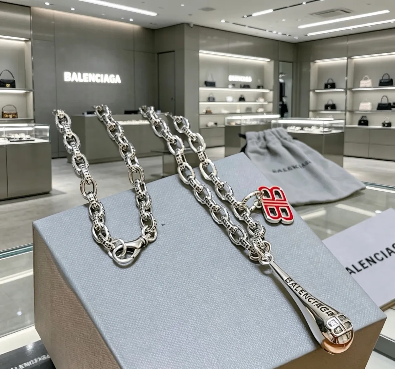 Balenciaga BB logo de esmalte corrente grossa colar 8