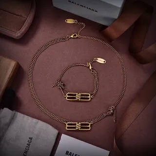 Balenciaga BB Gold 互锁扣曲链构造项链