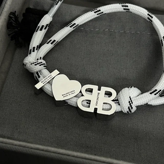 Balenciaga BB Heart Rope Pulseira Branca Prateada com Logo de Construção Charm 2