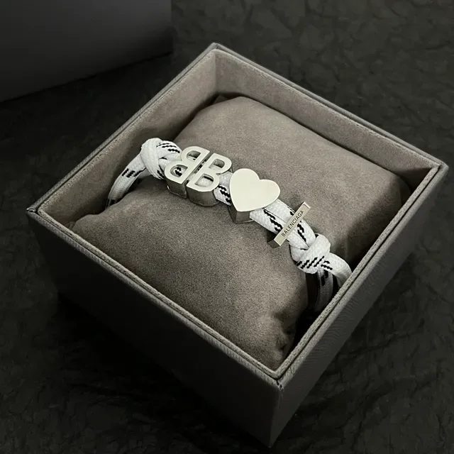 Balenciaga BB Heart Rope Pulseira Branca Prateada com Logo de Construção Charm 3