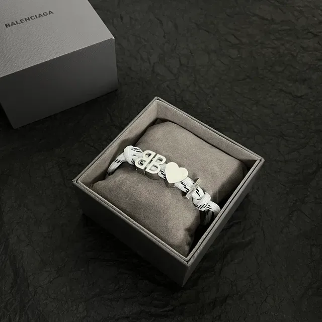 Balenciaga BB Heart Rope Pulseira Branca Prateada com Logo de Construção Charm 4
