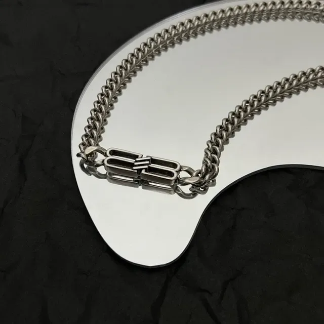 Balenciaga BB Logo Corrente retorcida prata antiga colar 4